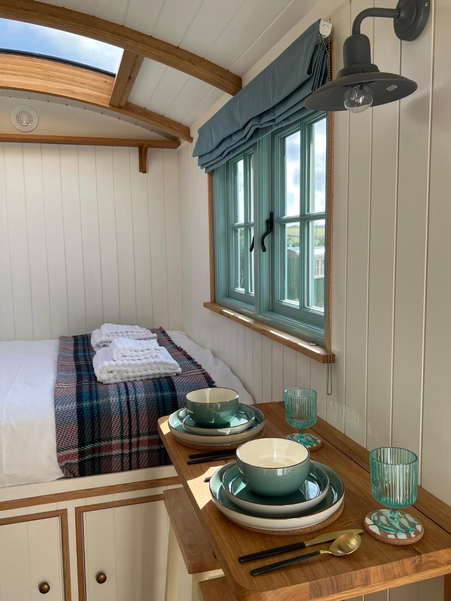 Toms Hut And Robins Rest Shepherd Huts Near เวดบริดจ์ ภายนอก รูปภาพ